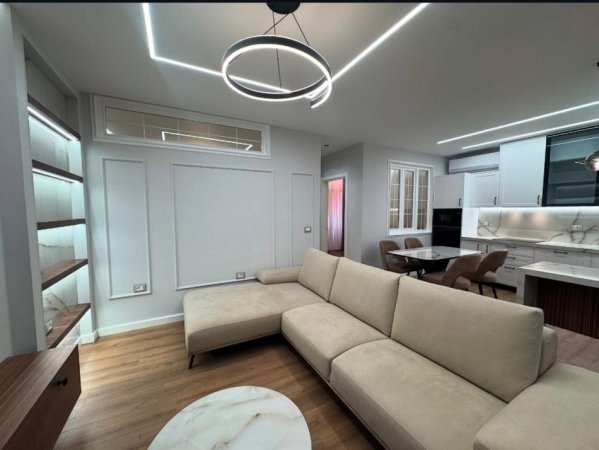Tirane, jepet me qera apartament 2+1+Ballkon Kati 5, 77 m² 900 € (tek Selvia)