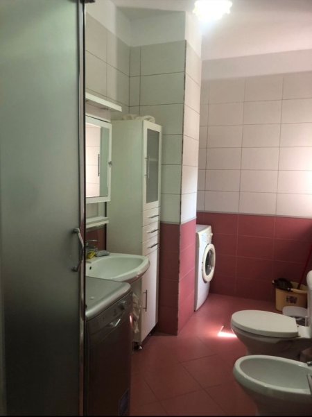 Tirane, jepet me qera apartament 1+1+Ballkon Kati 4, 62 m² 429 € (Rruga Xhanfize Keko)