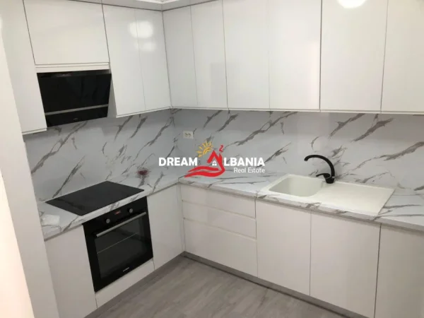 Tirane, jepet me qera apartament 2+1 , 120 m² 500 € 