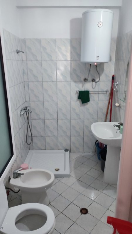 Vlore, jepet me qera gazoniere në lungomare Kati 3, 50 m² 30 € (Çamëria)
