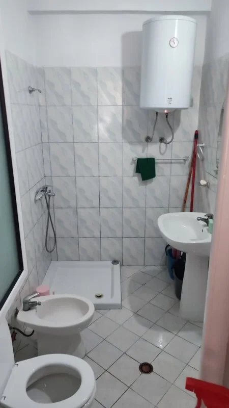 Vlore, jepet me qera gazoniere në lungomare Kati 3, 50 m² 30 € (Çamëria)