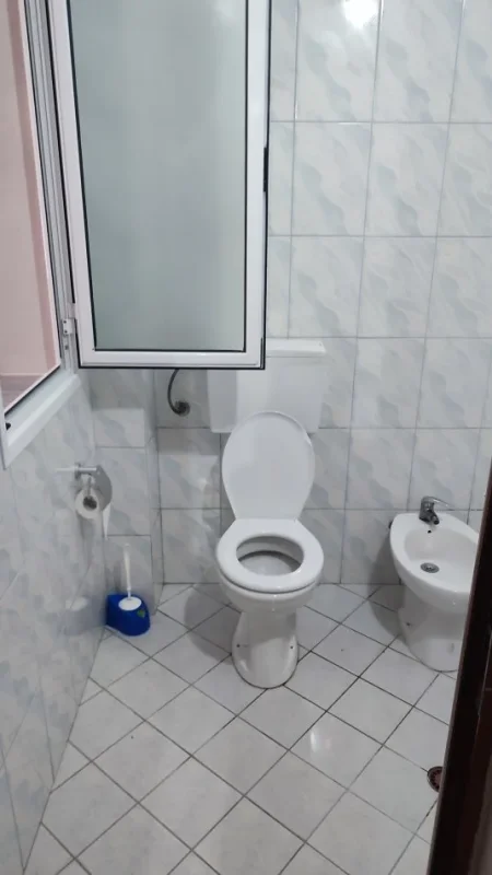 Vlore, jepet me qera gazoniere në lungomare Kati 3, 50 m² 30 € (Çamëria)