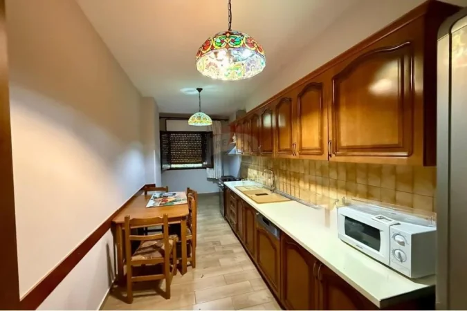 Tirane, jepet me qera apartament 3+1+Aneks+Ballkon Kati 2, 124 m² 800 € (Komuna e Parisit)