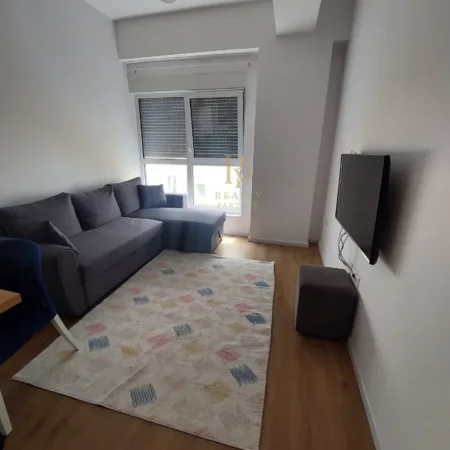 Tirane, jepet me qera apartament 1+1+Ballkon Kati 5, 50 m² 400 € (Kompleksi Kaimi)