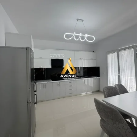 Tirane, jepet me qera apartament 2+1+Ballkon Kati 2, 120 m² 550 € (sauk i ri)
