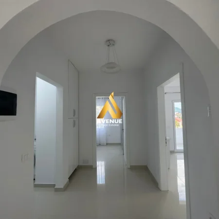 Tirane, jepet me qera apartament 2+1+Ballkon Kati 2, 120 m² 550 € (sauk i ri)