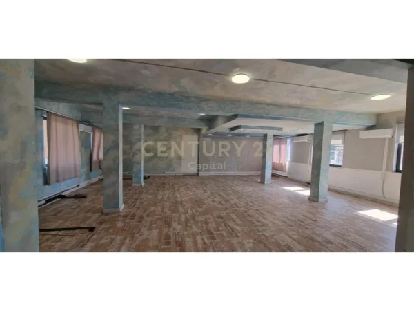 Tirane, jap me qera Godinë dykatëshe , 500 m² 7.500 € (Don Bosko, Hipoteka)