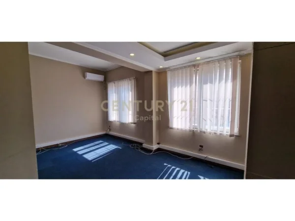 Tirane, jap me qera Godinë dykatëshe , 500 m² 7.500 € (Don Bosko, Hipoteka)