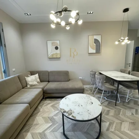 Tirane, jepet me qera apartament 2+1+Ballkon Kati 7, 120 m² 1.200 € (Qender)