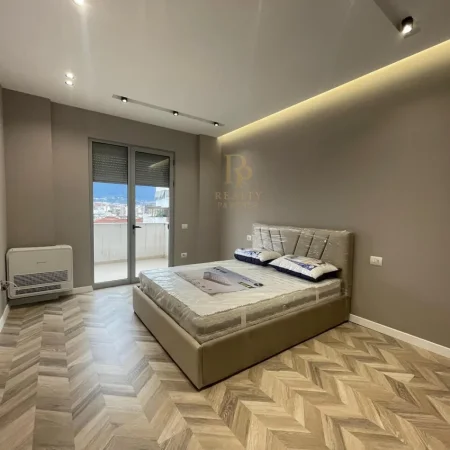 Tirane, jepet me qera apartament 2+1+Ballkon Kati 7, 120 m² 1.200 € (Qender)