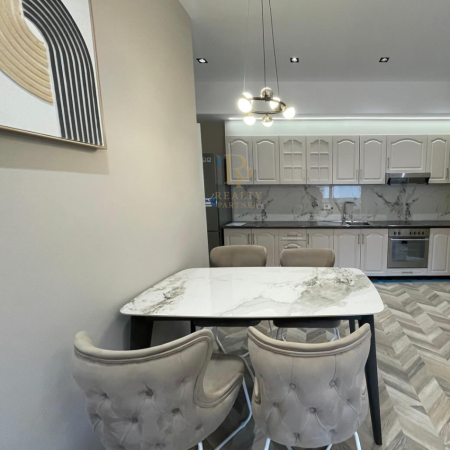 Tirane, jepet me qera apartament 2+1+Ballkon Kati 7, 120 m² 1.200 € (Qender)