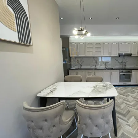 Tirane, jepet me qera apartament 2+1+Ballkon Kati 7, 120 m² 1.200 € (Qender)