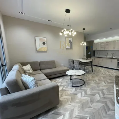 Tirane, jepet me qera apartament 2+1+Ballkon Kati 7, 120 m² 1.200 € (Qender)