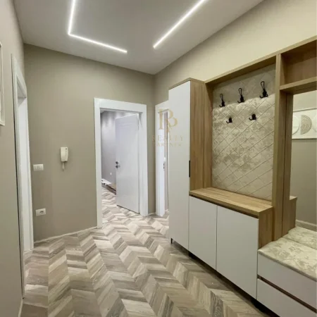 Tirane, jepet me qera apartament 2+1+Ballkon Kati 7, 120 m² 1.200 € (Qender)
