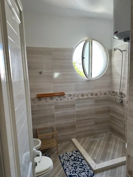 Durres, jepet me qera apartament 2+1+Ballkon , 110 m² 400 € (Durres)