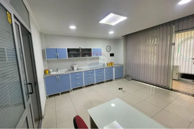 Tirane, shitet ambjent biznesi Kati 0, 37 m² 72.000 € (Rruga Riza Cerova)
