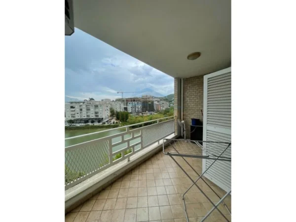 Tirane, jepet me qera apartament 2+1 Kati 4, 600 € (Liqeni i Thatë, Tiranë.)
