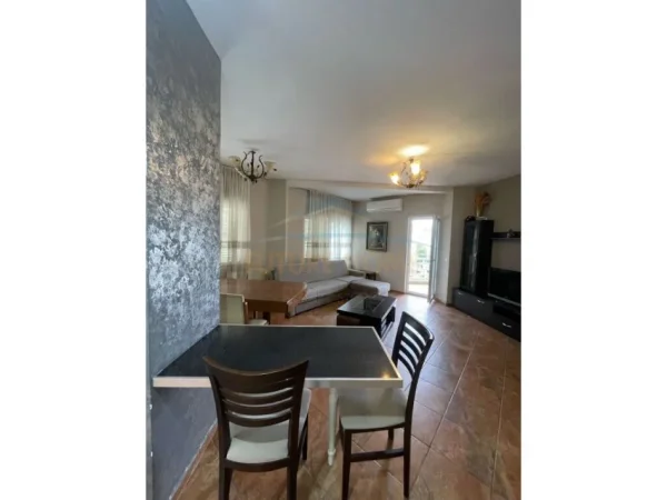 Tirane, jepet me qera apartament 2+1 Kati 4, 600 € (Liqeni i Thatë, Tiranë.)