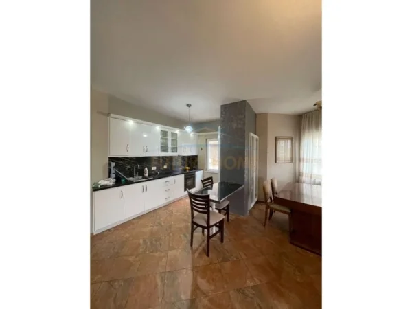 Tirane, jepet me qera apartament 2+1 Kati 4, 600 € (Liqeni i Thatë, Tiranë.)