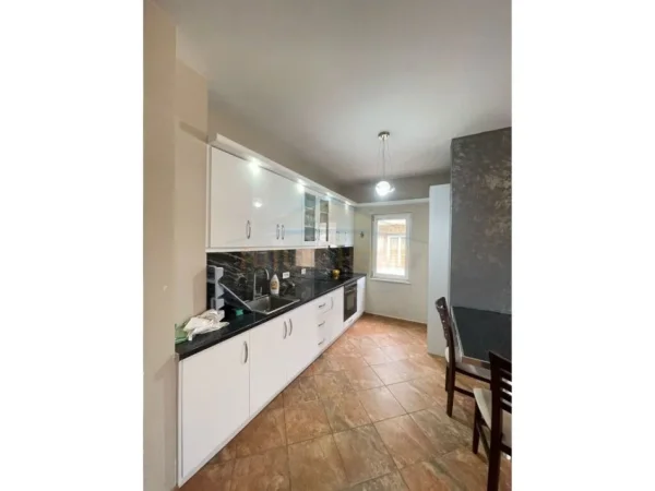 Tirane, jepet me qera apartament 2+1 Kati 4, 600 € (Liqeni i Thatë, Tiranë.)