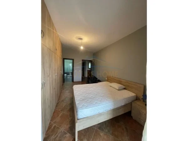 Tirane, jepet me qera apartament 2+1 Kati 4, 600 € (Liqeni i Thatë, Tiranë.)