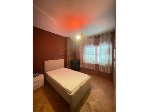 Tirane, jepet me qera apartament 2+1 Kati 4, 600 € (Liqeni i Thatë, Tiranë.)