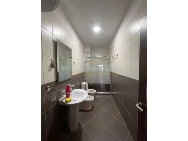 Tirane, jepet me qera apartament 2+1 Kati 4, 600 € (Liqeni i Thatë, Tiranë.)