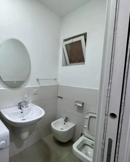 Tirane, jepet me qera apartament 1+1 Kati 5, 60 m² 550 € (Prane Ambasades Amerikane)