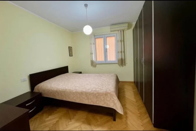 Tirane, jepet me qera apartament 1+1 Kati 5, 60 m² 550 € (Prane Ambasades Amerikane)