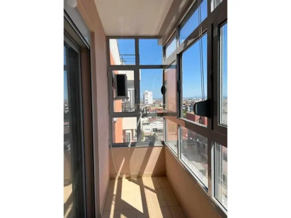 Durres, jepet me qera apartament 1+1 Kati 5, 82 m² 350 € (Stadiumi në Durrës)