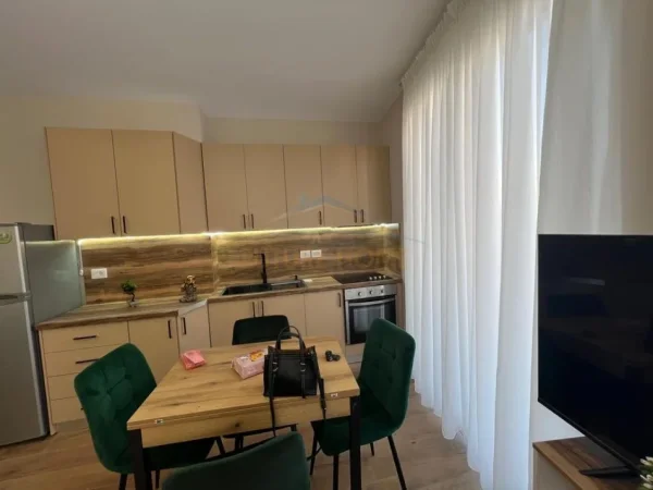Tirane, jepet me qera apartament 2+1 Kati 3, 80 m² 1.200 € (rruga e barrikadave, tiran)