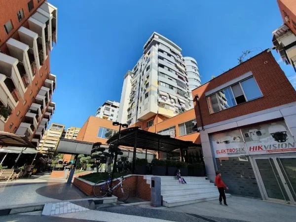 Tirane, jepet me qera ambjent biznesi Kati 4, 500 m² (Delijorgji)