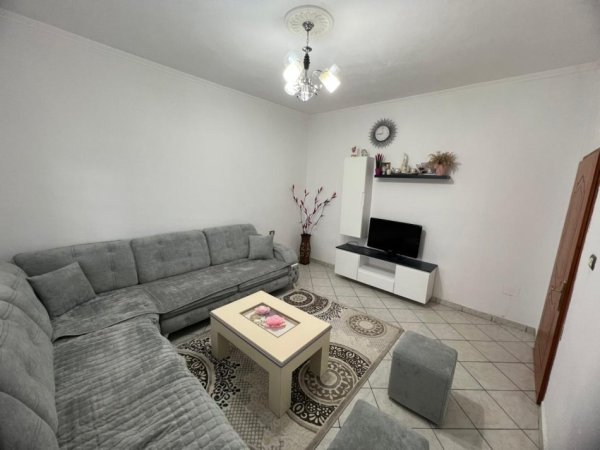 Apartament per qira, 3+1 totalisht i mobiluar ne Shkoze (400 Euro/muaj) !