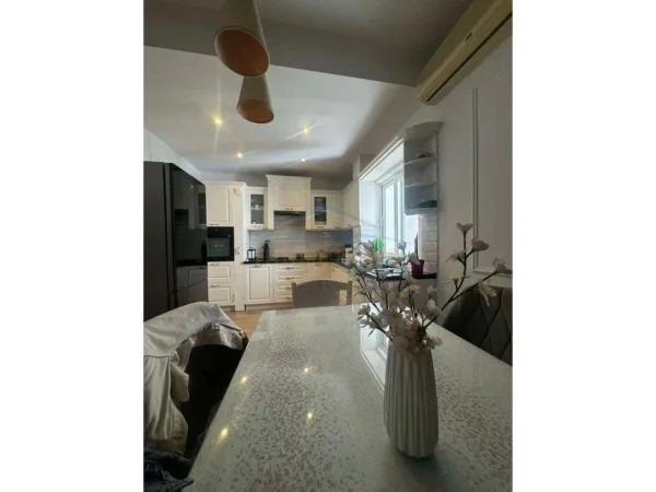 Tirane, jepet me qera apartament 3+1 Kati 1, 130 m² 1.500 € (bllok,tiran)