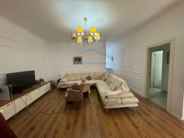 Tirane, jepet me qera apartament 3+1 Kati 1, 130 m² 1.500 € (bllok,tiran)