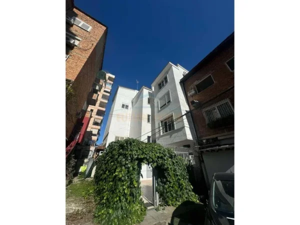 Tirane, jepet me qera apartament 3+1 Kati 1, 130 m² 1.500 € (bllok,tiran)
