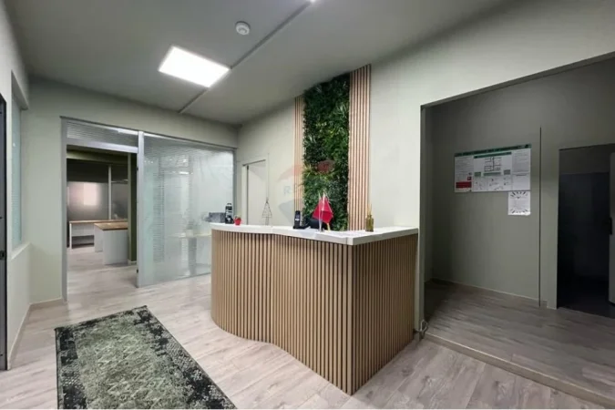 Tirane, jepet me qera zyre Kati 5, 290 m² 3.550 € (Bllok)