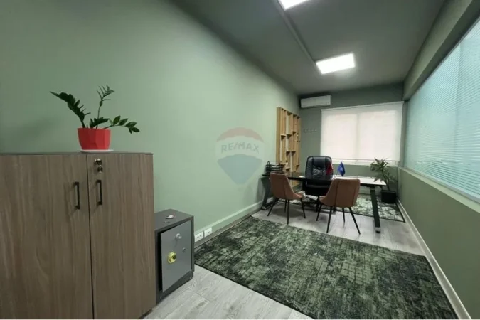 Tirane, jepet me qera zyre Kati 5, 290 m² 3.550 € (Bllok)