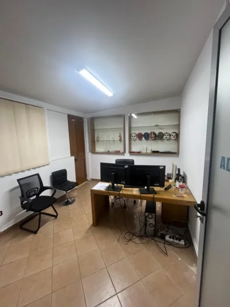 Tirane, jepet me qera zyre Kati 2, 120 m² 800 € (rruga babe rexha)