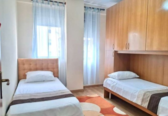 Tirane, jepet me qera apartament 2+1+Ballkon Kati 6, 104 m² 700 € (Rruga e Kavajes, Condor Center)