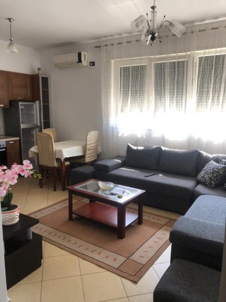 Tirane, jepet me qera apartament 1+1+Ballkon Kati 4, 70 m² 420 € (Rruga Xhanfize Keko)