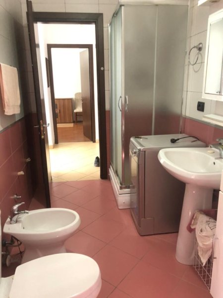 Tirane, jepet me qera apartament 1+1+Ballkon Kati 4, 70 m² 420 € (Rruga Xhanfize Keko)