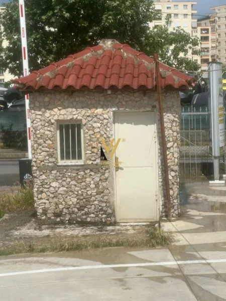 Tirane, jepet me qera lokal Kati 0, 1.200 m² 1.500 € (YZBERISHT)