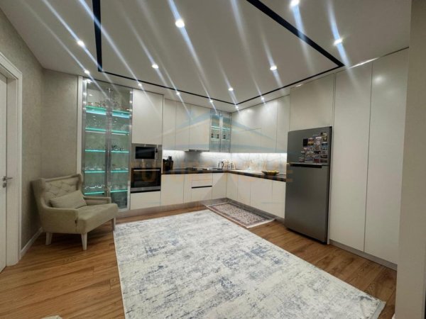 Tirane, shitet apartament 3+1 Kati 4, 118 m² 300.000 € (Fusha e aviacionit)
