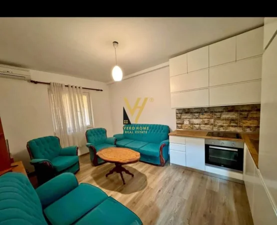 Tirane, jepet me qera apartament 1+1+Ballkon Kati 5, 45 m² 550 € (AMBASADA AMERIKANE)