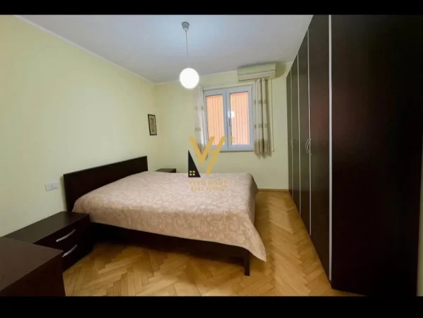 Tirane, jepet me qera apartament 1+1+Ballkon Kati 5, 45 m² 550 € (AMBASADA AMERIKANE)