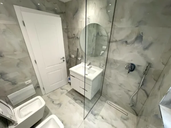 Tirane, jepet me qera apartament 2+1 , 1.200 € (Liqeni i Thate, Kompleksi Kolombo)