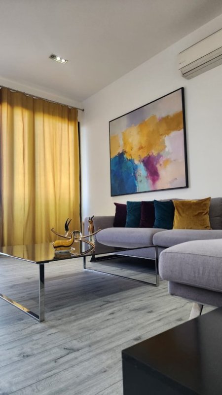 Tirane, jepet me qera apartament 2+1+Ballkon , 95 m² 800 € (Rr.Kavajes)