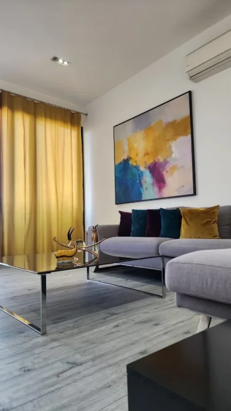 Tirane, jepet me qera apartament 2+1+Ballkon , 95 m² 800 € (Rr.Kavajes)