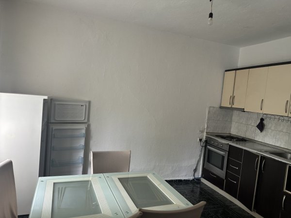 Tirane, jepet me qera shtepi 2+1+Ballkon Kati 0, 350 m² 350 € (ruga 5 maji)
